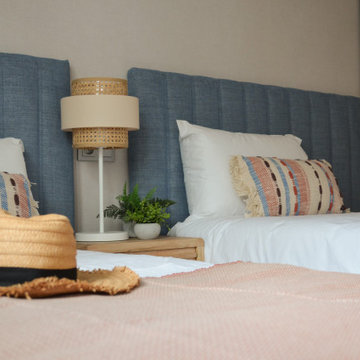 Dormitorio de invitados de estilo Mediterráneo