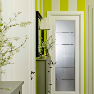 Свежая идея для дизайна: маленькая прихожая в современном стиле с зелеными стенами, одностворчатой входной дверью и стеклянной входной дверью - отличное фото интерьера