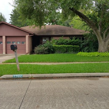 Exterior Sugar Land house when purchased (front)