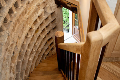 ディジョンにある地中海スタイルのおしゃれな階段の写真