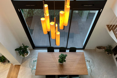 Cette photo montre une salle à manger tendance.
