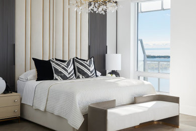 トロントにある巨大なコンテンポラリースタイルのおしゃれな主寝室 (白い壁、無垢フローリング、茶色い床) のレイアウト