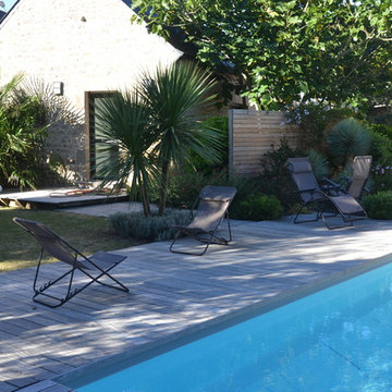 Plage de piscine et espace détente en bois