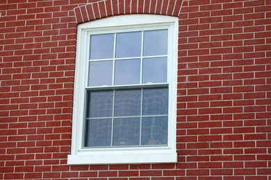 Foto de fachada de casa roja clásica pequeña con revestimiento de ladrillo