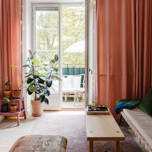 Esempio di un piccolo soggiorno nordico con pareti rosa, parquet chiaro e pavimento beige