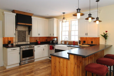 Example of a kitchen design in Grand Rapids
