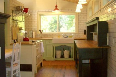 Kitchen - farmhouse kitchen idea in Grand Rapids
