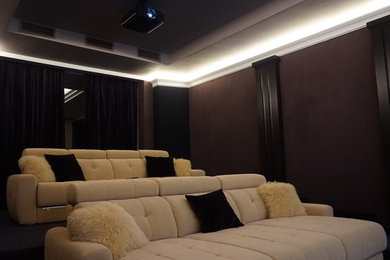 Источник вдохновения для домашнего уюта: изолированный домашний кинотеатр среднего размера в стиле неоклассика (современная классика) с коричневыми стенами, ковровым покрытием, проектором и коричневым полом