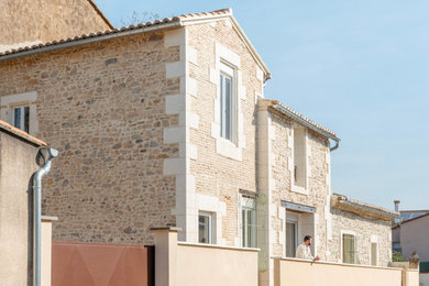 Réalisation d'une façade de maison design.