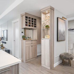 Inspiration pour un petit vestibule bohème avec un mur gris, sol en stratifié, une porte simple, une porte noire et un sol gris.
