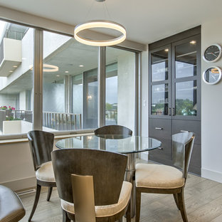 オマハのモダンスタイルのLDKの画像 (無垢フローリング、暖炉なし)