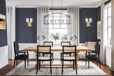 Idées déco pour une petite salle à manger classique avec un mur bleu et un sol en bois brun.