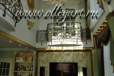 Пример оригинального дизайна: большая открытая гостиная комната в классическом стиле с ковровым покрытием и фасадом камина из дерева