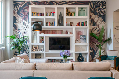 Esempio di un grande soggiorno design aperto con pareti grigie, parquet chiaro, TV a parete, carta da parati e con abbinamento di mobili antichi e moderni