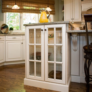 Ivory-Glazed Kitchen in Lake In The Hills