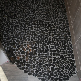 Idee per una grande stanza da bagno padronale moderna con doccia a filo pavimento, piastrelle nere e piastrelle di ciottoli