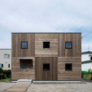 札幌の北欧スタイルのおしゃれな二階建ての家 (木材サイディング、陸屋根、戸建) の写真