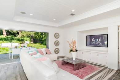 Example of a minimalist living room design in Los Angeles
