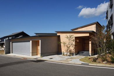 Diseño de fachada de casa gris y gris grande de una planta con revestimiento de madera, tejado de un solo tendido, tejado de metal y tablilla