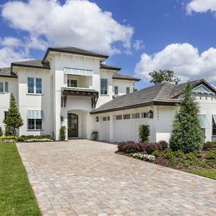 Idéer för stora vintage vita hus, med tak med takplattor, två våningar, valmat tak och stuckatur