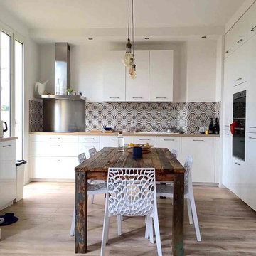 Table de repas en bois recyclé coloré