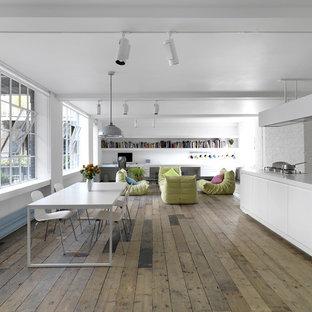 ミラノの広いインダストリアルスタイルのLDKの画像 (白い壁、淡色無垢フローリング、暖炉なし)
