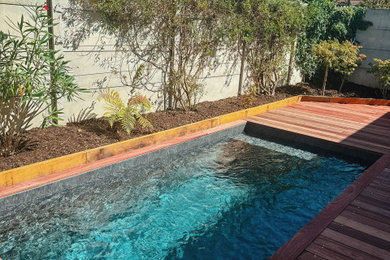 Création terrasse en padouk autour d'une piscine et muret de soutènement