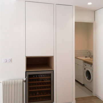 entrée avec rangements sur mesure, accès à l'espace buanderie / WC
