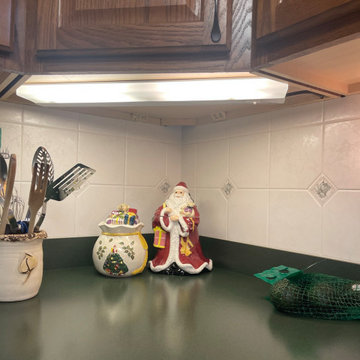 Maple Stained Shaker Kitchen Cabinets with Peninsula Bar