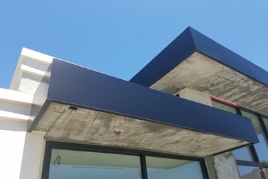 Inspiration for a modern exterior home remodel in Los Angeles