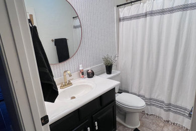 Ejemplo de cuarto de baño único y a medida minimalista pequeño con puertas de armario negras, aseo y ducha, encimeras blancas y papel pintado