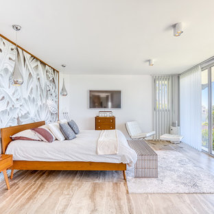 Idée de décoration pour une chambre parentale design avec un mur blanc, aucune cheminée et un sol beige.