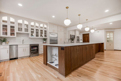 カンザスシティにあるシャビーシック調のおしゃれなキッチン (シングルシンク、クオーツストーンカウンター、白いキッチンパネル、シルバーの調理設備、白いキッチンカウンター) の写真