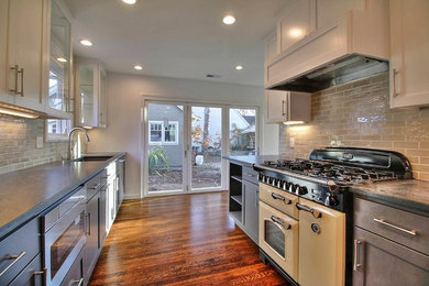 Example of a kitchen design in Los Angeles