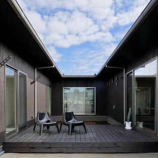 東京23区の小さいコンテンポラリースタイルのおしゃれな中庭 (デッキ材舗装) の写真