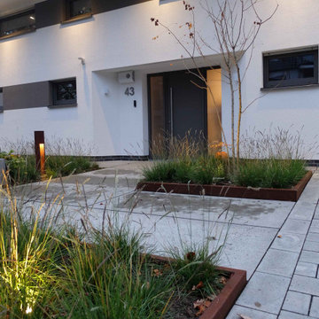 Moderner Pool-Wohngarten