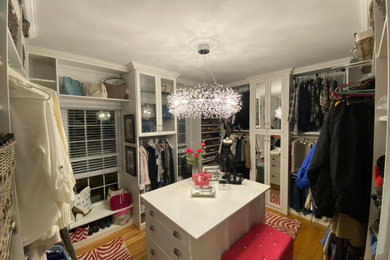 Example of a transitional closet design in St Louis