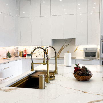 Flat Panel High Gloss Cabinets with Gold Hardware – Modern Florida Kitchen Desig