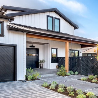 Großes, Zweistöckiges, Weißes Landhaus Haus mit Faserzement-Fassade und Satteldach in San Francisco
