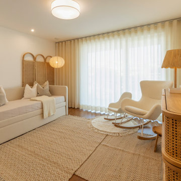 Guest Bedroom with Sofa Bed and Woven Screen, Paço de Arcos