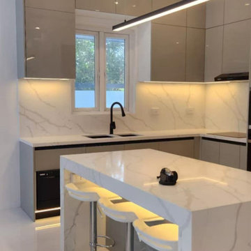 Modern Custom Kitchen Central Island Breakfast Bar & Sink Cooking Zone Close-Up
