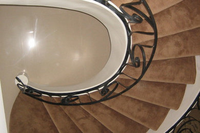 Foto de escalera de caracol clásica de tamaño medio con escalones enmoquetados y contrahuellas enmoquetadas
