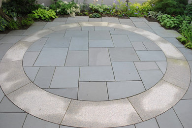 Example of a classic patio design in Boston