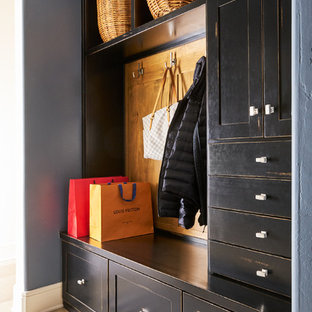 Inspiration för en mellanstor vintage hall, med grå väggar, betonggolv och grått golv