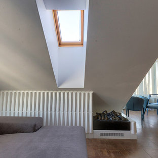 Idéer för funkis vardagsrum, med korkgolv och en bred öppen spis