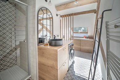 Cette image montre une salle de bain urbaine.