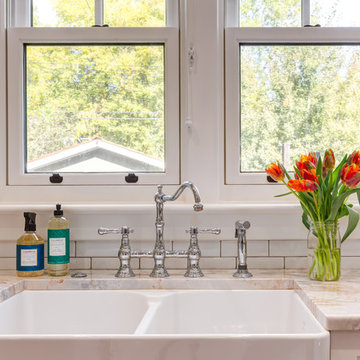 Double farmhouse sink with classic taps