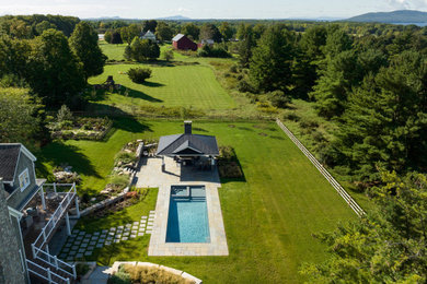 Immagine di un grande patio o portico tradizionale dietro casa con pavimentazioni in pietra naturale e un gazebo o capanno