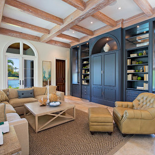 Mediterranes Wohnzimmer mit beiger Wandfarbe und verstecktem TV in Miami