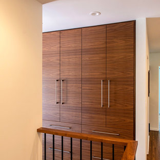 Inspiration för en mellanstor vintage hall, med vita väggar, mellanmörkt trägolv och brunt golv